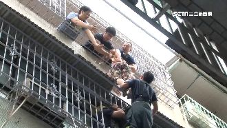 嬤卡公寓窗間　消防員當蜘蛛人救援