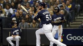 ▲投手Woodruff從柯蕭手中擊出全壘打，讓柯蕭一臉茫然。（圖／美聯社／達志影像）