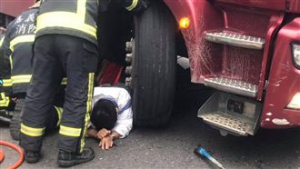 老翁遭捲大貨車底受困　搶救畫面曝光