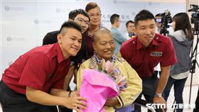 患者張先生獻花向南投縣消防局及醫療團隊致謝。（圖／亞大醫院提供）