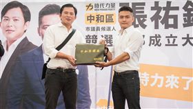 黃國昌送張祐銓繡有「中和黃國昌」的書包　圖／時代力量提供