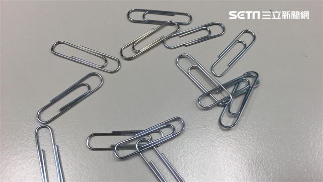 馬蓋先是你？警用迴紋針修好拋錨機車