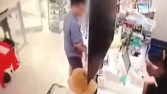超商店員上廁所　奧客不耐摔錢飆髒話