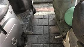 機車飛旋踏板是暗器。（圖／翻攝自爆廢公社）