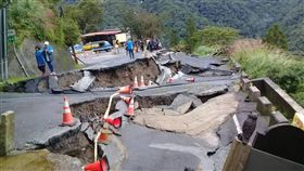 大雨害路基流失　拉拉山桃116線道嚴重坍方超慘烈
圖／鄭榮貴提供 寫網友提供即可
https://www.facebook.com/permalink.php?story_fbid=2081079641910646&id=100000258911444