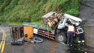 大貨車逆衝撞山壁　車頭壓爛駕駛受困