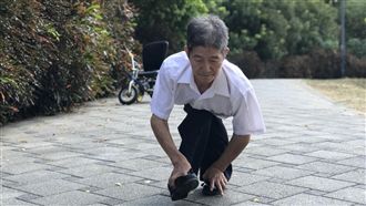 爬地發明家／他用手走路　卻成大老闆