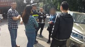 大陸,重慶,賓士,借車,車鑰匙(圖/翻攝自梨視頻)