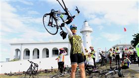 ▲抗癌鬥士黃俊鴻參加2018 Light up Taiwan極點慢旅鵝鑾鼻站。（圖／中華民國自行車騎士協會提供）