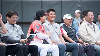 辜仲諒談專任總教練　職棒前教頭？