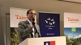 曾厚仁向歐洲青年說明台灣度假打工協議駐歐盟代表曾厚仁今晚出席世界青年聯盟（WYA）青年領袖會議開幕酒會，介紹台灣已與全世界15個國家簽訂度假打工協議。中央社記者唐佩君布魯塞爾攝  106年11月27日