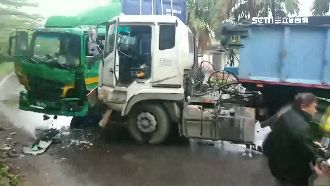 貨櫃車疑逆向撞砂石車！駕駛受困獲救