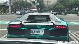 綠寶石色藍寶堅尼（小牛）奔馳在台中／讀者張先生提供