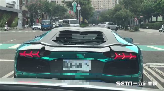 金龜綠小牛現身台中　大叔被迷住緊跟