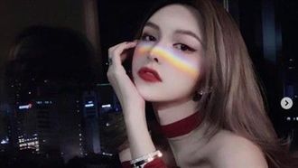 脫了！周揚青曬「一字領低胸照」超辣