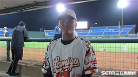 ▲Lamigo菜鳥捕手許禹壕一軍首打席就開轟。（圖／記者蕭保祥攝影）