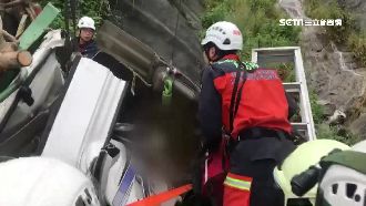 貨車「自撞」山壁困4hr　蘇花塞爆