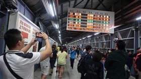 高雄車站臨時站再會啦配合高雄鐵路地下化，台鐵在13日晚上切換軌道，14日起地下化行駛。13日晚上有數百名鐵道迷到高雄車站臨時站做最後巡禮，拍照記錄這歷史時刻。中央社記者王淑芬攝  107年10月13日