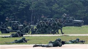 國軍地空聯合作戰實兵演練（2）國防部9日在龍潭進行第三作戰區戰備任務訓練「地空聯合作戰」實兵演練，假想敵軍攻占我方機場指管中心後，防衛軍特戰部隊在攻擊直升機與裝甲584旅機步戰鬥隊火力掩護下掃蕩敵軍。中央社記者吳家昇攝  107年10月9日