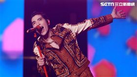 蕭敬騰在彩排前特地貼上藥膏舒緩疼痛。（圖／華納提供）