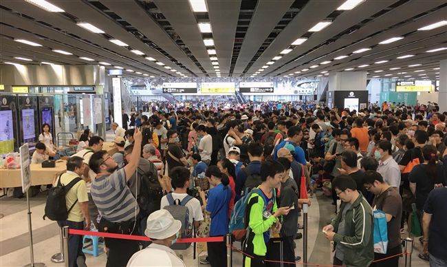高雄鐵路地下化通車　旅客搶拍首班車