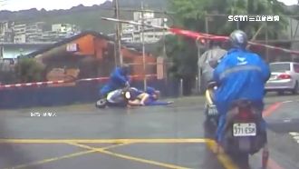 柵欄升起6秒又放下　砸機車乘客慘摔