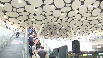 高雄車站全新樣貌！首發糗誤點半小時