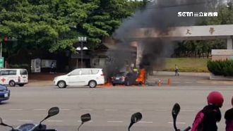 男闖紅燈撞轎車　機車「燒毀」變廢鐵