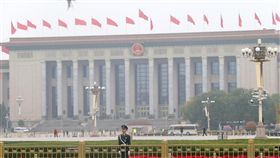 19大前夕　人民大會堂戒備森嚴（2）中共19大專題中共第19次全國代表大會（19大）將在18日召開，維穩措施在17日下午再度升級，天安門廣場禁止民眾出入，19大開會地點人民大會堂前道路也封閉，務求維穩滴水不漏。中央社記者吳家昇北京攝　106年10月17日