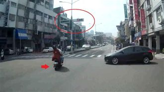 紅綠燈照明用的？屁孩狂闖紅燈直直衝