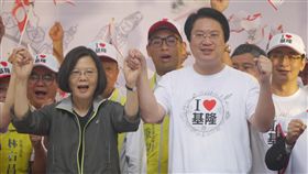 蔡英文力挺林右昌　微笑港灣正在實現總統兼民進黨主席蔡英文（前左）14日出席民進黨基隆市長參選人林右昌（前右）競選總部成立大會；蔡英文致詞表示，「微笑港灣」夢想正在實現，再給林右昌4年時間繼續為基隆打拼。中央社記者王朝鈺攝　107年10月14日