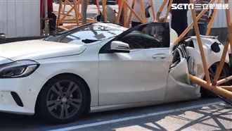 才買2年！吊車突倒塌　賓士秒變破爛