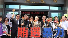 花蓮檢方反賄選宣導（1）花蓮地檢署4日進行反賄選宣導，以擊破賄選、暴力字樣的冰雕，強調檢警調共同查賄，防範暴力介入選舉的決心。中央社記者李先鳳攝　107年10月4日