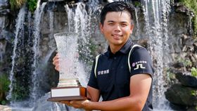 洪健堯連續2年拿下TPGA錦標賽冠軍盃。（圖／TPGA提供）