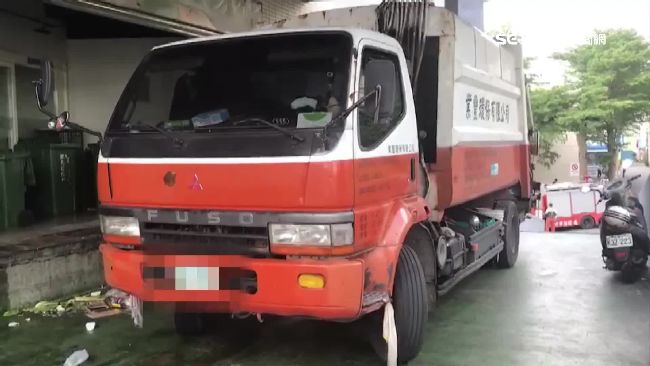 垃圾車停斜坡作業　突滑下撞傷4人