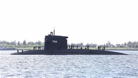 國軍海虎潛艦服役30年　被列高齡潛艦目前國軍並無國造潛艦，總統蔡英文上任後大力推動潛艦國造，圖為停泊於左營軍港中的SS-794海虎潛艦，於民國77年服役迄今，已被列為「高齡潛艦」。中央社記者游凱翔攝　107年10月6日