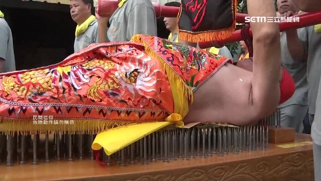 避邪、添財運…乩童睽違18年躺釘床