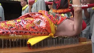 避邪、添財運…乩童睽違18年躺釘床