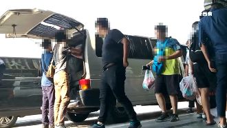 安全堪憂！廂型車搶載客　硬擠12人