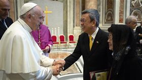 副總統陳建仁伉儷由教廷禮官引導向教宗方濟各（Pope Francis）致意。(圖/總統府提供)