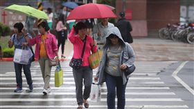 康芮颱風外圍環流影響　北部飄雨（2）中央氣象局表示，今年第25號颱風康芮4日到5日清晨最接近台灣，外圍環流會為台灣帶來降雨，沿海各地也有強陣風。台北街頭降下毛毛雨，民眾乾脆不撐傘以外套擋雨。中央社記者吳家昇攝　107年10月4日