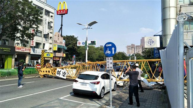 工地吊車吊臂斷裂　砸毀路旁汽車