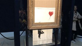 在垃圾桶裡的愛開放觀賞英國知名塗鴉藝術家班克西（Banksy）的畫作「氣球女孩」自毀後改名「在垃圾桶裡的愛」，13、14日開放大眾觀賞。中央社記者戴雅真倫敦攝  107年10月15日