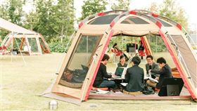 戶外辦公室上班風靡日本（圖／翻攝自株式会社スノーピークビジネスソリューションズ臉書）