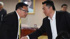 洪宗熠楊鎮浯互相致意民進黨立委洪宗熠（前左）、國民黨立委楊鎮浯（前右）8日在立法院出席內政委員會召委選舉投票，開票後兩人當選召委互相致意。中央社記者施宗暉攝  107年3月8日