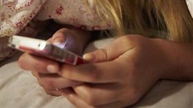 睡覺前,滑手機,例行公事,Pollster,波仕特即時線上市調網