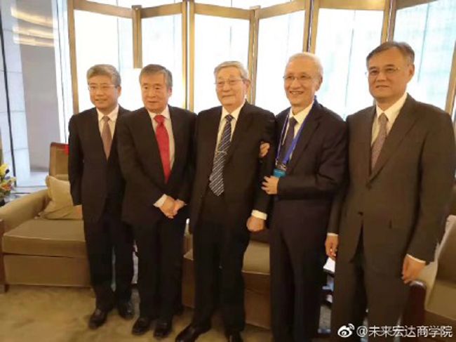 中國前總理朱鎔基(中)90歲大壽公開露面,出席2018年北京清華大學經濟管理學院顧問委員會會議,並與歷任院長合影。(取自未來宏達商學院微博)