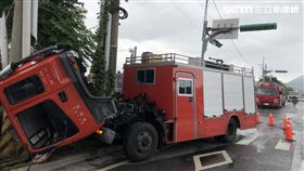 台北市消防局光明分隊李小隊長，因水箱車車頭突然升起，導致人撞破擋風玻璃後墜地亡（楊忠翰攝）