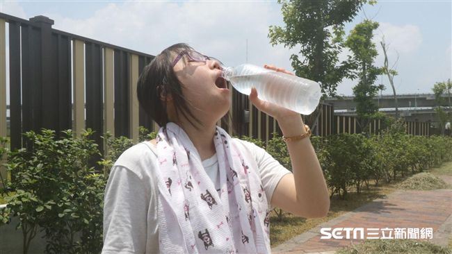 嚇！她生飲山泉水　鉤蟲、蟲卵塞滿肚
