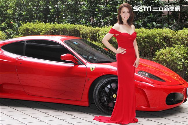 潘慧如性感火紅低胸爆乳洋裝千萬法拉利出場。（記者邱榮吉/攝影）